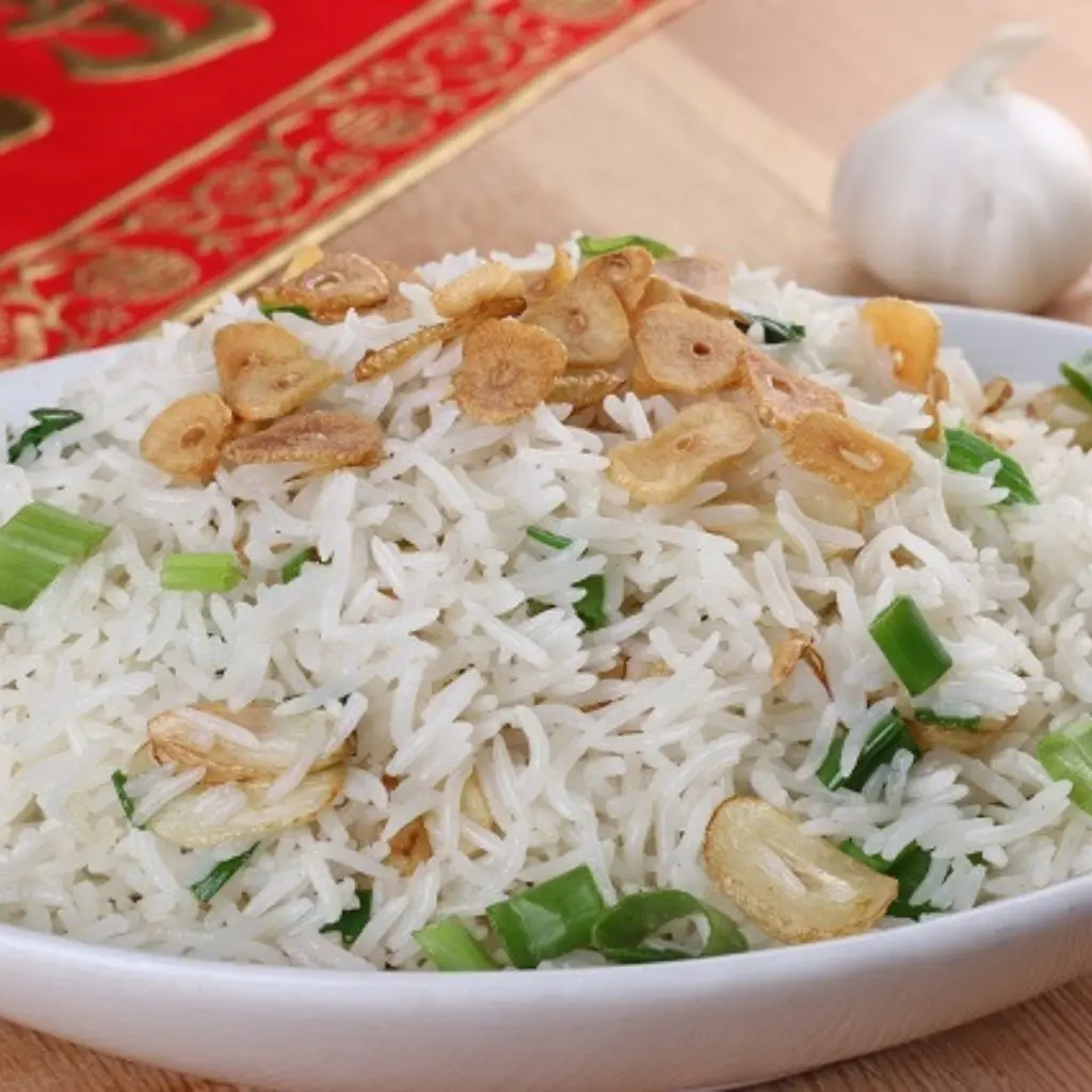 أرز مقلي مع ثوم وخضروات